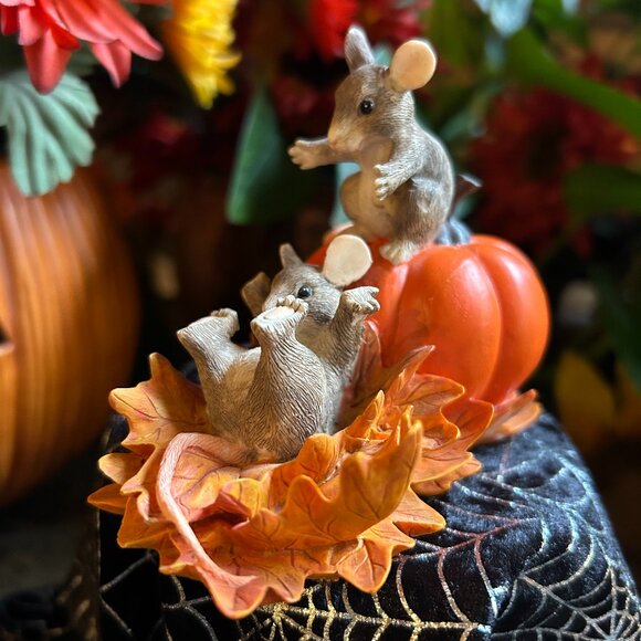 Charming Tails Silvestri Pumpkin Slide Halloween Figurine (85513) - Picture 8 of 15